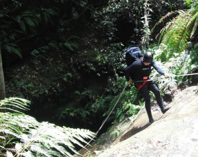 Rapel hacia el interior del barranco